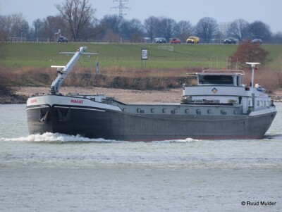 Maaike opvarend op de Rijn bij Emmerik.