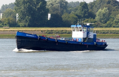 De Waterboot 1 in de haven van Rotterdam.