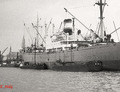 Navex 2 Antwerpen achter de zeeboot tegen de wal.