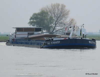 Mai Pensato afvarend op de IJssel bij Bronckhorst.