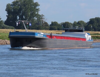 Battenoord opvarend op de IJssel bij Bronckhorst.