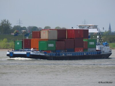 Aqua-Myra opvarend op de Rijn bij Emmerik.