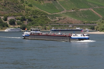 Taunus opvarend op de Rijn bij Boppard.