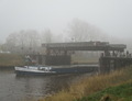 De Alfa-Mea passeert de hefbrug tussen Noord- en Zuidhorn op het Van Starkenborghkanaal.