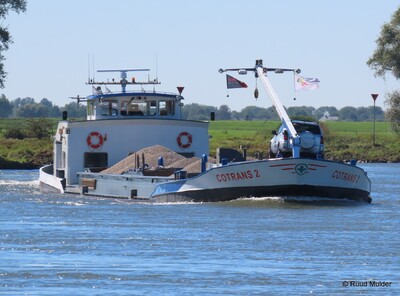 Cotrans 2 afvarend op de IJssel bij Bronckhorst.