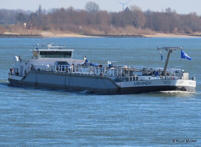 Meandy afvarend op de Rijn bij Emmerik.