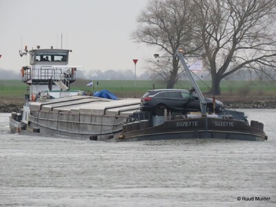 Suzette afvarend op de IJssel bij Bronckhorst.