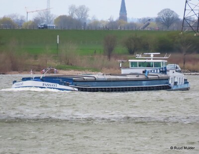 Passant opvarend op de Rijn bij Emmerik.