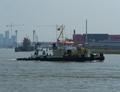 Gepke met ponton BKM 101 ter hoogte Botlek Rotterdam.