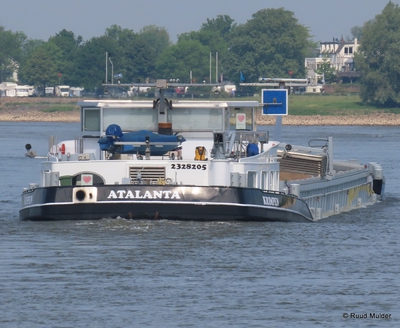 Atalanta opvarend op de Waal bij Nijmegen.
