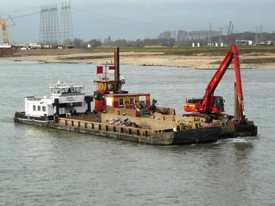 De Hector met duwboot Asterix en een bak steen op de Waal te Nijmegen.
