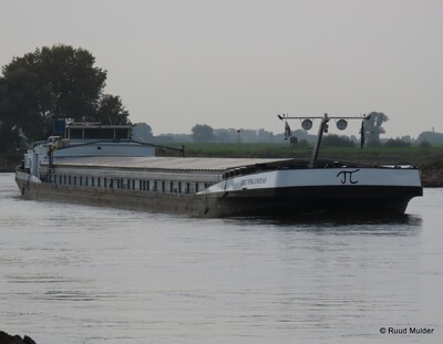 Dei Voluntas te daal op de IJssel bij Bronckhorst.