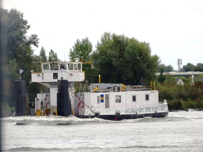 Thyra afvarig met losse boot Oude Maas te Puttershoek.