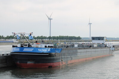 Eiltank 242 bij de Volkeraksluizen.

