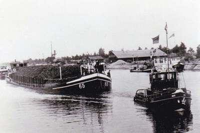 W. van Driel 65 met de sleepboot Riti.