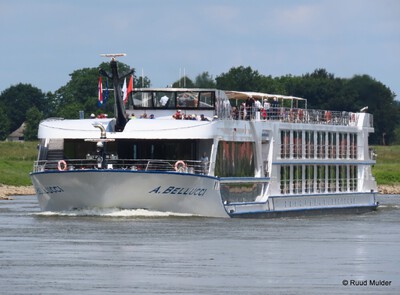 Antonio Bellucci opvarend op de IJssel bij Bronckhorst.
