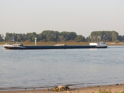 Lineke afvarig op de Waal bij Zaltbommel richting Rotterdam.