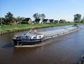 Damiate passeert de hefbrug bij Noord-Zuidhorn.