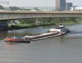 Zagri 16 met de duwboot Jacolien aan de Nesciobrug in Amsterdam.