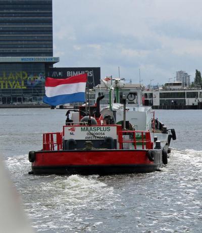Maasplus varend op het IJ Amsterdam.