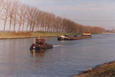 W. van Driel 60 met de sleepboot Colibri Born.