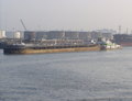 De Devel met de duwboot Hammonia Derde Petroleumhaven.