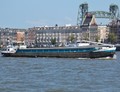 Bonafide afvarig op de Nieuwe Maas boven de Erasmusbrug te Rotterdam.
