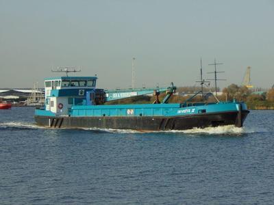 De Invotis II op het Noordzee kanaal ter hoogte van de Coenhaven Amsterdam.