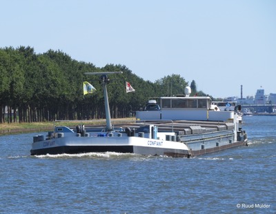 Confiant op het Amsterdam Rijnkanaal.