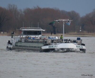 Marlou te daal op de Rijn bij Emmerik.