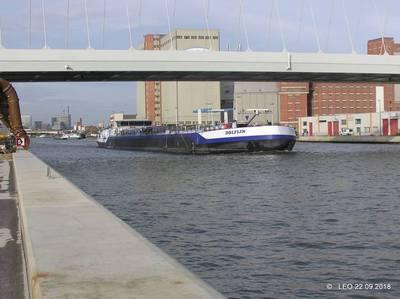 De Dolfijn op het Albertkanaal bij Merksem.