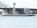 Aldabra opvarig Nieuwe Maas bij de Van Brienenoordbrug te Rotterdam-IJsselmonde.