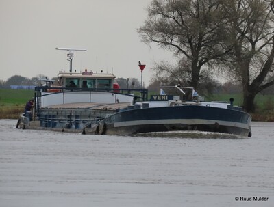 Veni afvarend op de IJssel bij Bronckhorst.