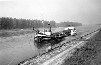 Damco 47 bij Roest op de Boven-Rijn met averij.