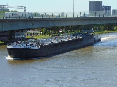 Gigantia met de Hermanna op het Amsterdam-Rijnkanaal ter hoogte van de Nesciobrug.