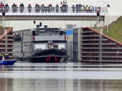 Pure-Liner II met aan boord Koningin Máxima tijdens de officiële opening van het Máximakanaal.