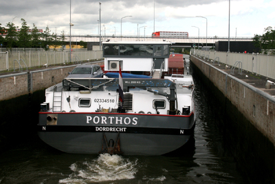Porthos op het Maximakanaal in de sluis bij Rosmalen. 
