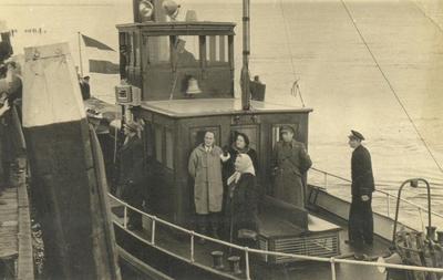 De Jan Blanken tijdens de watersnoodramp in Zierikzee met aan boord Hare Majesteit de Koningin.