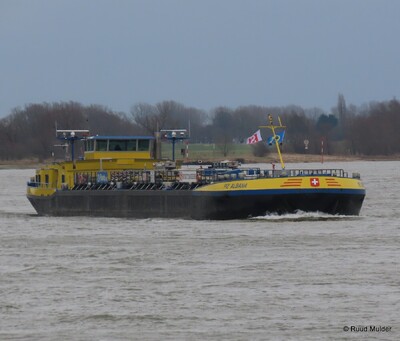 Piz Albana afvarend op de Rijn bij Emmerik.