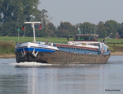 Teuntje-S opvarend op de IJssel bij Bronckhorst.
