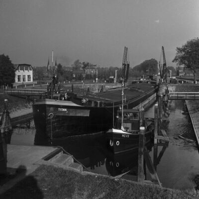 Titan met de sleepboot de Mevo in de Katerveersluis in Zwolle.