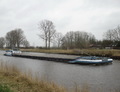 De Hoop op Zegen vaart van oost naar west over het Van Starkenborghkanaal bij Noord-Zuidhorn, richting de hefbrug.