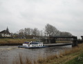 De Hoop op Zegen passeert de hefbrug bij Noord-Zuidhorn over het Van Starkenborghkanaal, varend in westelijke richting.