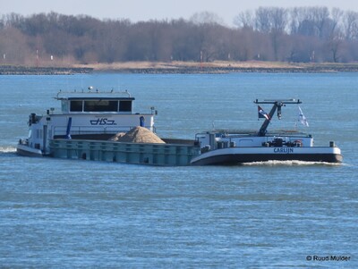Carlijn afvarend op de Rijn bij Emmerik.