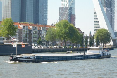 Tubulent op de Nieuwe Maas in Rotterdam.