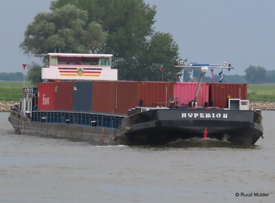 Hyperion afvarend op de IJssel bij Bronckhorst.