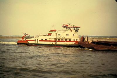 De Dolfijn in 1974 op de Waal.