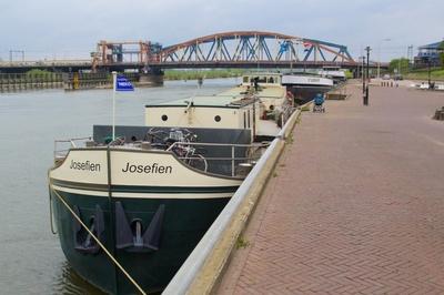 De Josefien aangemeerd in Zutphen.