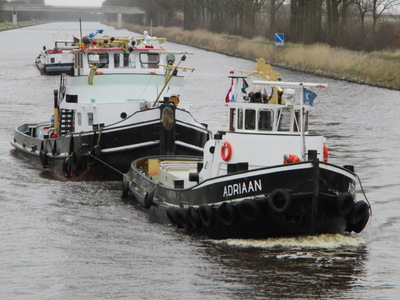De Adriaan op weg naar de hefbrug bij Noord-Zuidhorn met de Tyfoon (03260140).