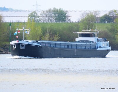 Vectura opvarend op de Rijn bij Emmerik.